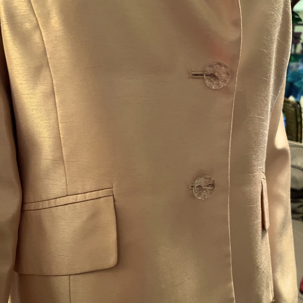 Collection for Le Suit ‘s gold ladies 2 piece suit size 14